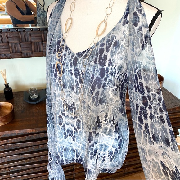 💙HAUTE HIPPIE, XS , Ribbon tie top.NWT !  GORGEOUS TOP !🌷Sultry, yet classy 💙 - Picture 3 of 16